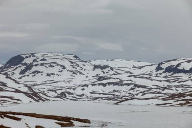 Donmuş göl ile Norveç doğal Dağları.
