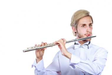 Erkek flütçü onun flüt çalmaya