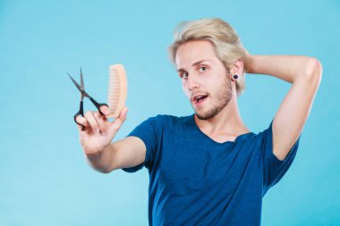 Adam makas ve tarak yeni saç modeli oluşturma