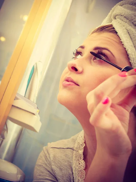 女人在浴室在睫毛上涂睫毛膏 — 图库照片