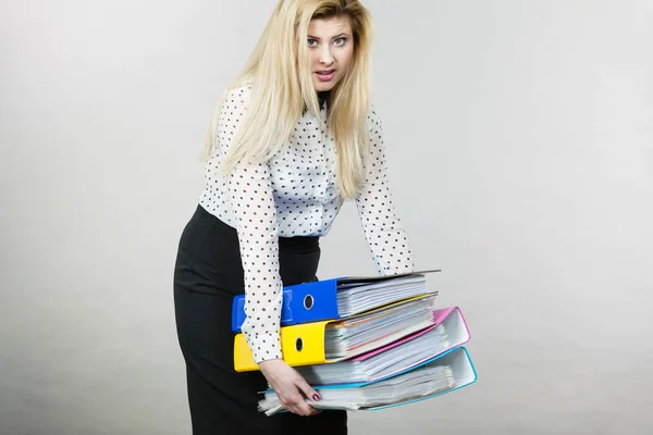 Mujer sosteniendo aglutinantes de colores pesados con documentos — Foto de Stock