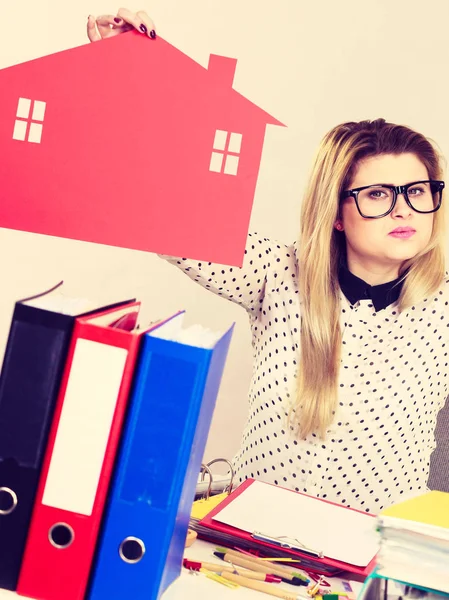 Thining business woman in office holding house — Stock Photo, Image