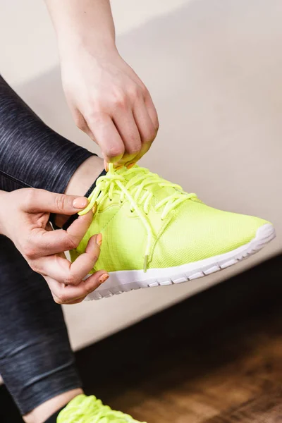 Frau zieht Sportschuhe an — Stockfoto