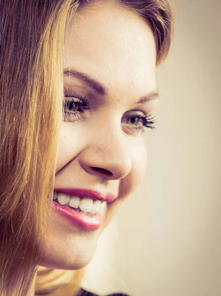 Feliz sorrindo positivo mulher loira — Fotografia de Stock