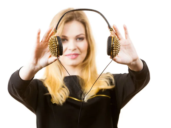 Mujer adolescente con auriculares — Foto de Stock