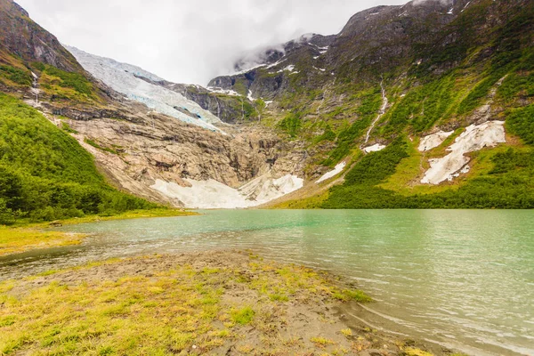 Boyabreen Buzulu ve Norveç'te Gölü — Stok fotoğraf