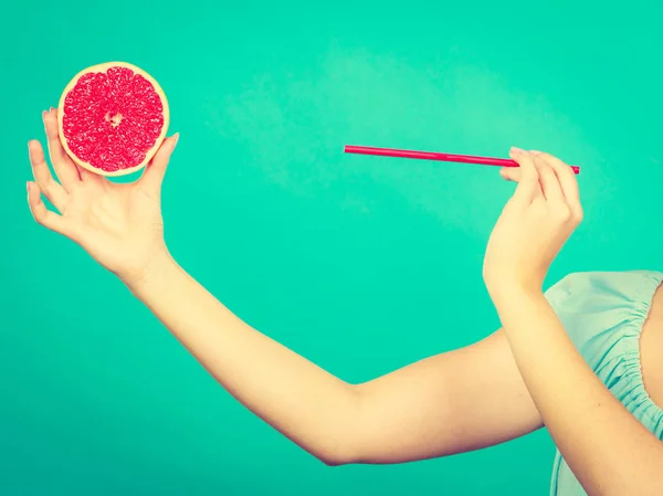 Vrouw drinken van SAP uit groenten, rode grapefruit — Stockfoto