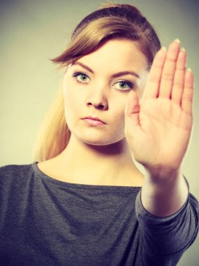 Erkek onun eliyle dur işareti gösterir.