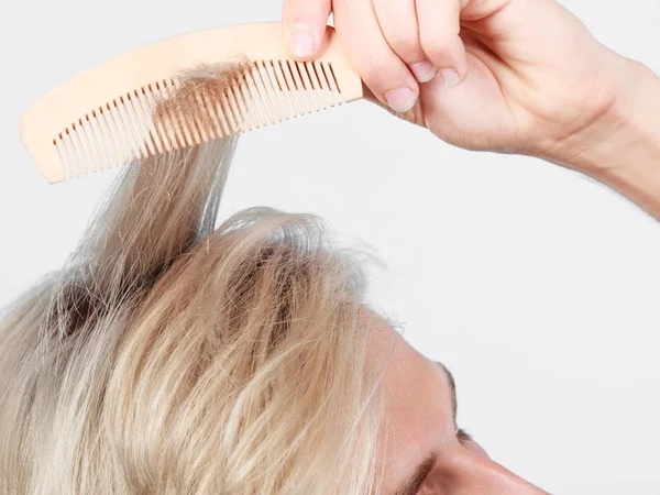 Άνθρωπος με μοντέρνο κούρεμα χτένισμα τα μαλλιά του — Φωτογραφία Αρχείου