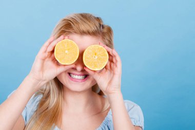 Limonlu narenciye gözleriyle kapsayan kız