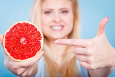 Kadın greyfurt narenciye meyve elinde tutan