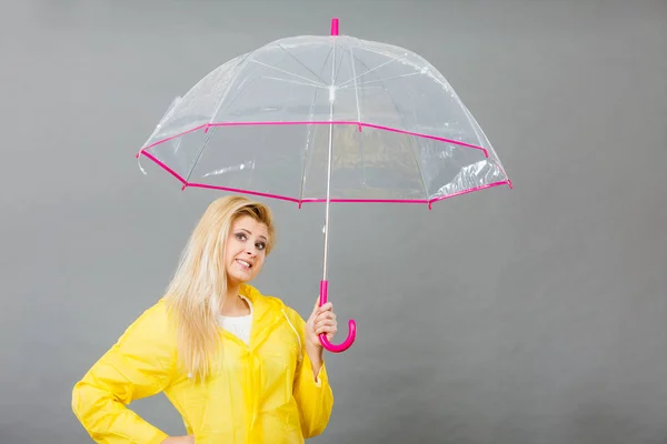 Mujer feliz vistiendo impermeable con paraguas transparente — Foto de Stock