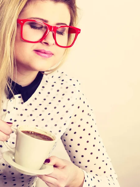 Glückliche Frau im Büro trinkt heißen Kaffee — Stockfoto