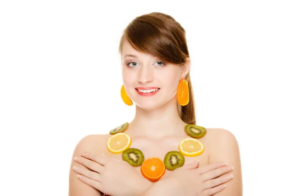 Dieet. meisje met ketting van verse citrusvruchten geïsoleerd — Stockfoto