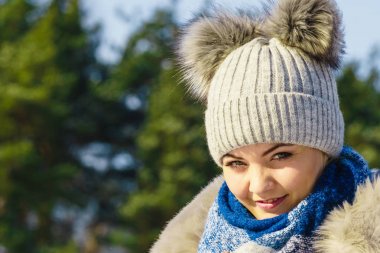 Kışın sıcak kıyafeti giymiş erkek