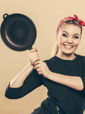 Retro tarz mutfak aksesuarları ile eğleniyor kadın.