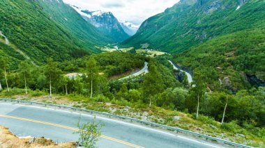 Yol manzara Norveç dağlarında