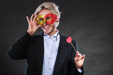 Kalp sopa aşk sembolü ile karnaval maskeli adam