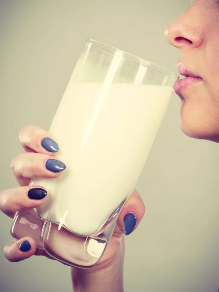 Женщина пьет молоко из стекла — стоковое фото
