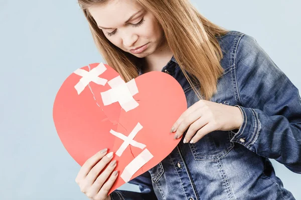 Mujer joven con el corazón roto — Foto de Stock