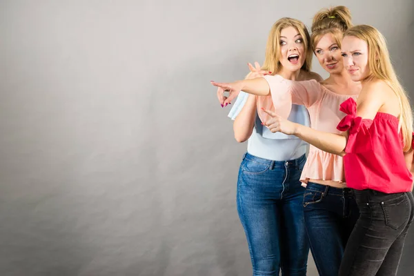 Trois femmes à la mode pointant du doigt — Photo