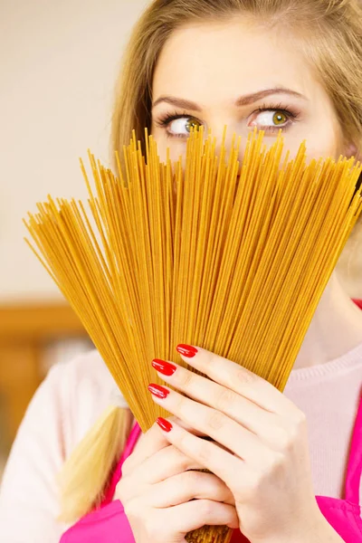Vrouw verbergen achter lange pasta — Stockfoto