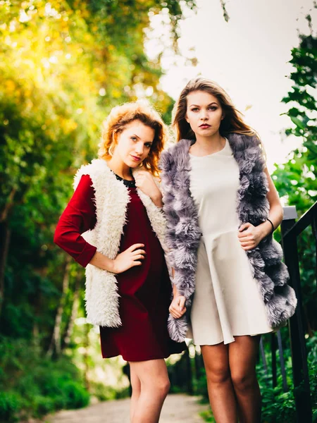 Дві модні жінки на вулиці — стокове фото