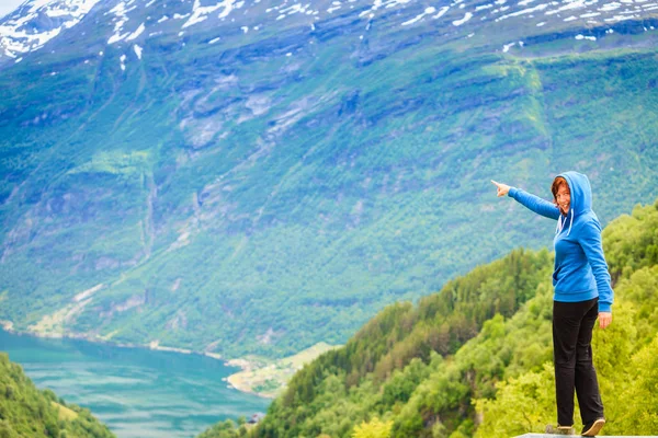 Norveç dağlar fiyortları kadın turist — Stok fotoğraf