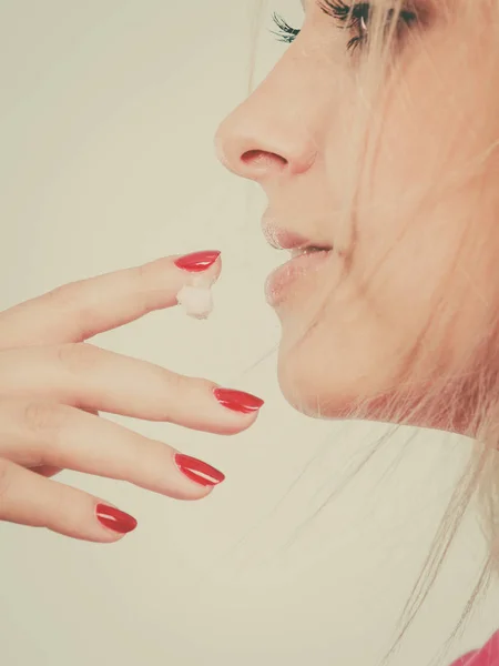 Lip balm cream van de toepassing van de vrouw aan haar lippen — Stockfoto
