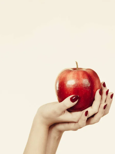 Vrouw hand met heerlijke rode appel — Stockfoto