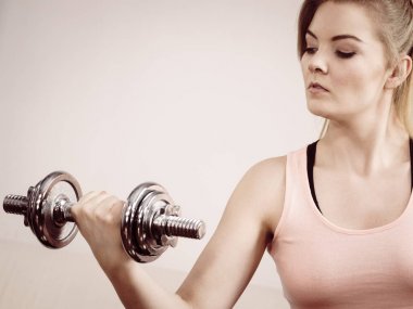 Dumbbell ile evde çalışan kadın