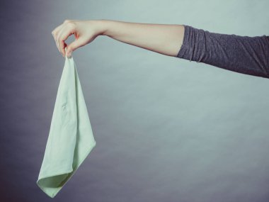 Kişi holding kokuşmuş paçavra.