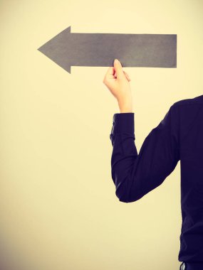 Siyah ok sol işaret tutan adam