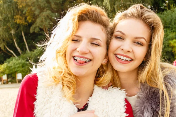 Deux femmes folles s'amusent en plein air — Photo