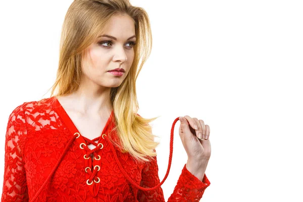 Elegante giovane donna che indossa top rosso — Foto Stock
