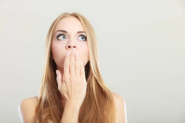 Verbaasd vrouw die betrekking hebben op haar mond met de hand — Stockfoto