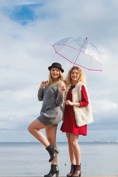 Duas mulheres na moda e guarda-chuva — Fotografia de Stock