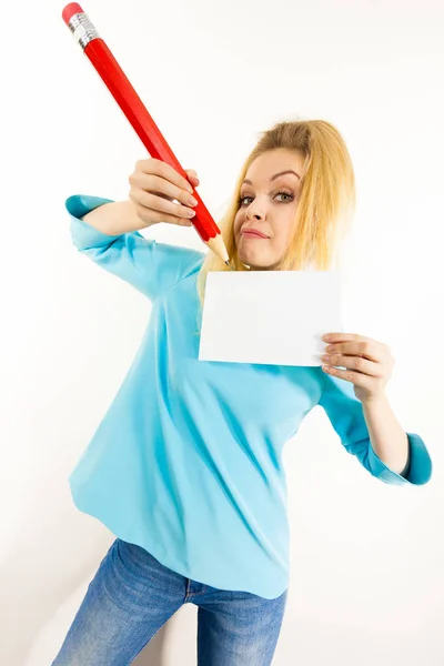 Žena s velkým tužka psaní na papír — Stock fotografie