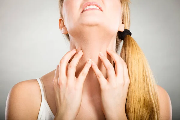 Žena poškrábání krku svědění s alergií vyrážka — Stock fotografie