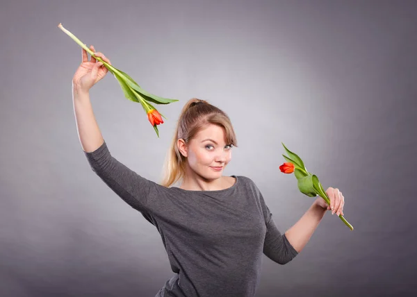 Spielerisches Mädchen hat Spaß mit Blumen-Tulpen. — Stockfoto