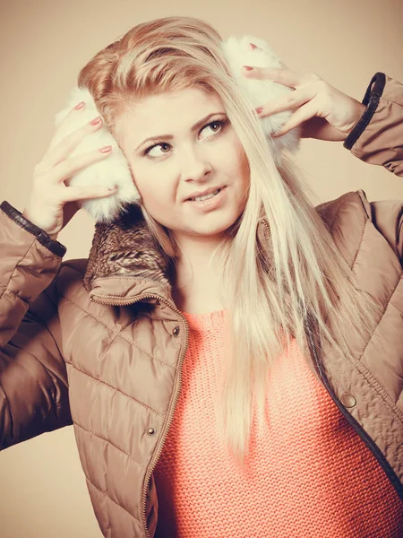 Mujer rubia en orejeras de invierno y chaqueta . — Foto de Stock