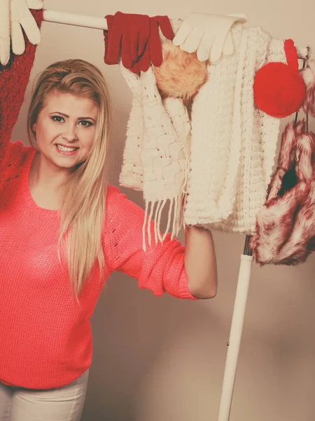 Женщина, стоящая в гардеробе и собирающая зимний костюм — стоковое фото