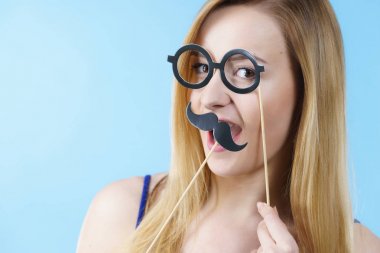 Karnaval aksesuarları sopa üzerinde tutan kadın