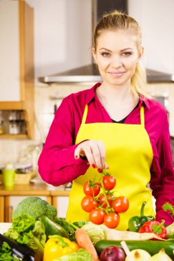 Kadın el holding tomates