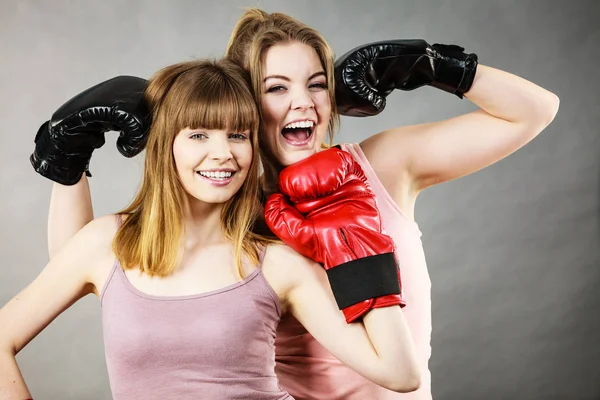 Zwei Freundinnen mit Boxhandschuhen — Stockfoto
