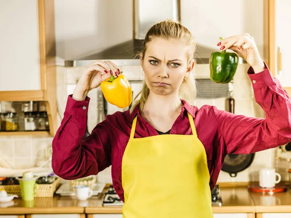 Woman holding bell peppers paprika thinking — Stock Photo, Image