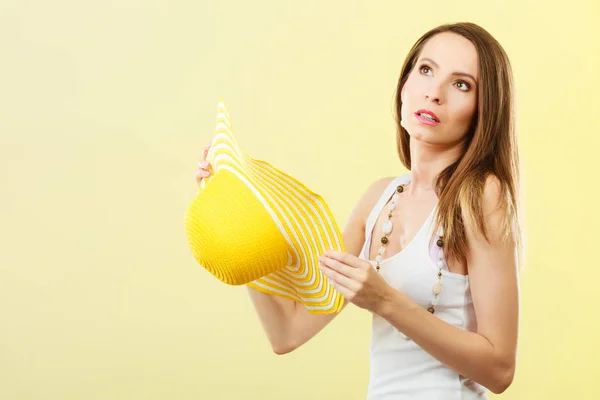 Frau mit großem gelben Sommerhut. — Stockfoto