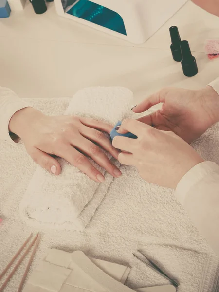 Mujer consiguiendo manicura hecho limar uñas — Foto de Stock