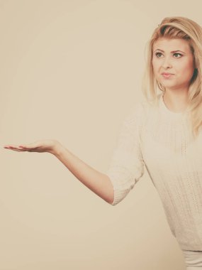 Bir şey palm el tutan kadın