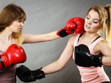 İki saldırgan kadın boks mücadele